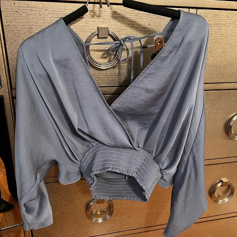 Pretty blue express crop blouse with v neck